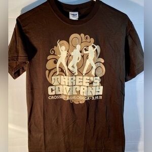 GILDAN DRY BLEND BROWN T/SHIRT SIZE CH P S LOGO THREE’S COMPANY